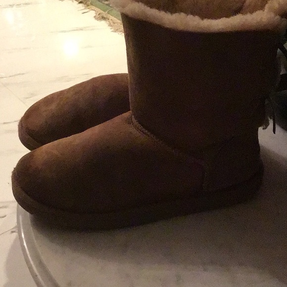 Size 8 Bailey uggs - Picture 3 of 4